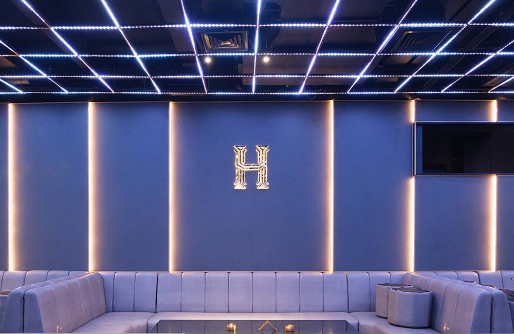 DINING AND LOUNGE 