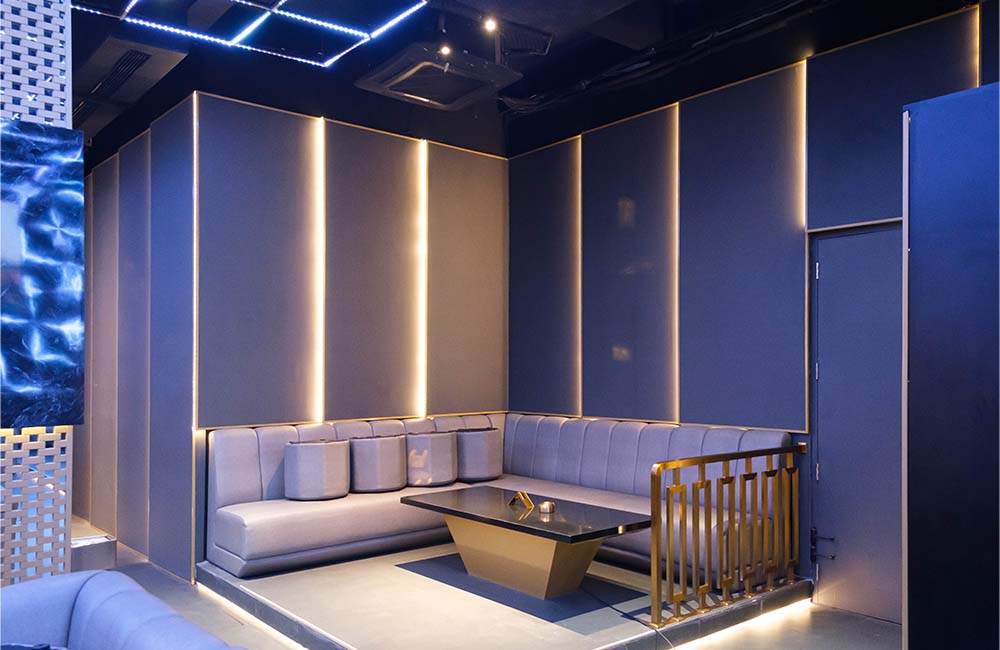 DINING AND LOUNGE 